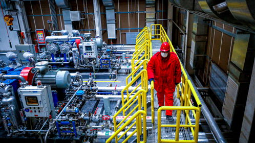 寒冬保供，他們堅守在石油一線——記新疆油田采油二廠員工的奉獻與環保實踐